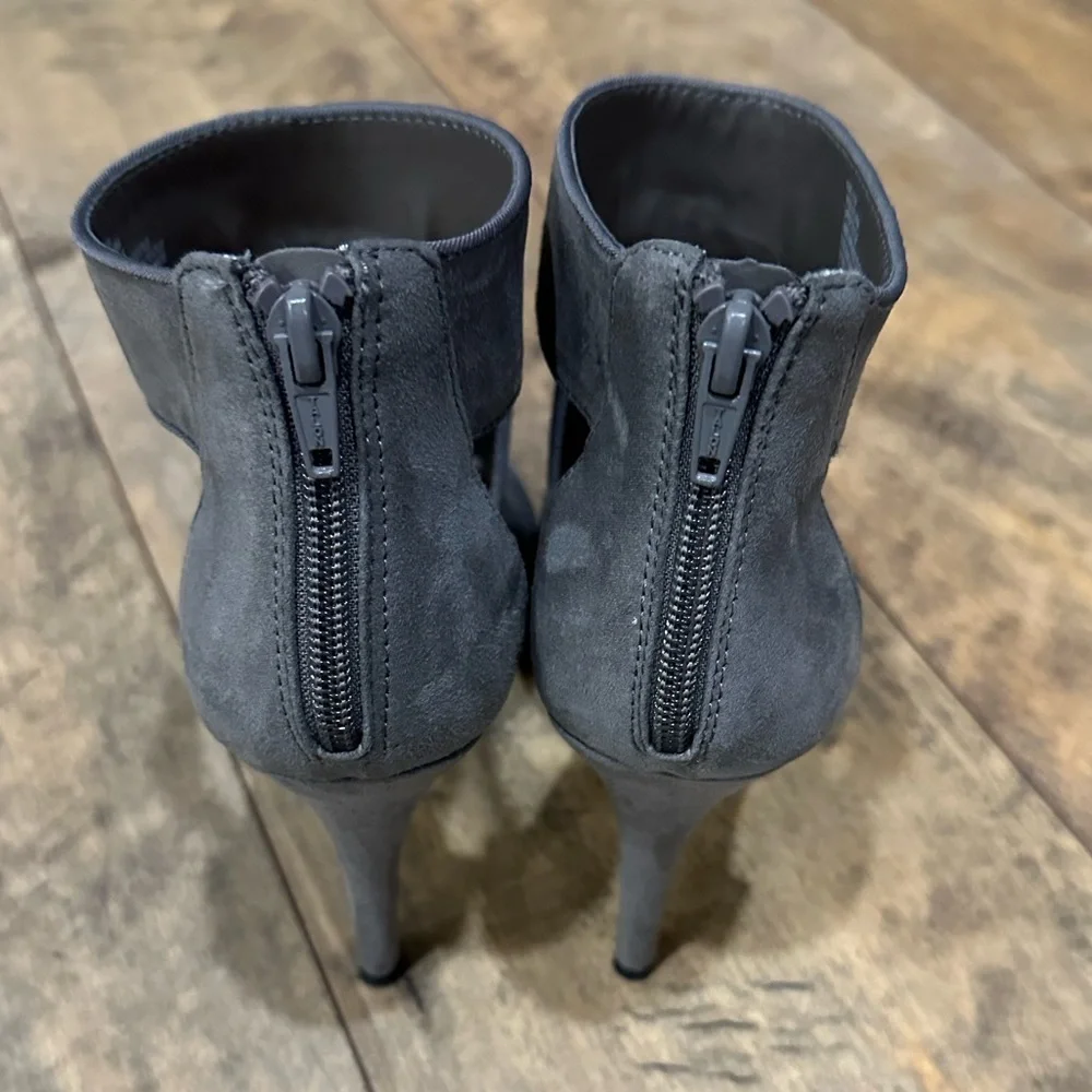 LAUREN CONRAD “Muffin” Grey Sueded Ankle Strap Heels, Size 8.5
